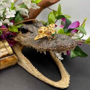 Joan Rivers joan of the jungle bee brooch vintage 🔥